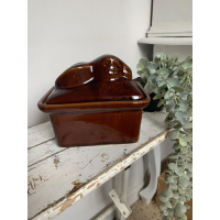 Klein patéschaaltje  Met een haas bovenop