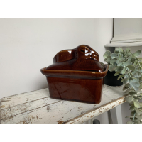 Klein patéschaaltje  Met een haas bovenop