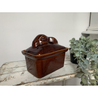 Klein patéschaaltje  Met een haas bovenop