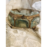 VERKOCHT - Antiek Frans bruidskistje met zeldzame vorm