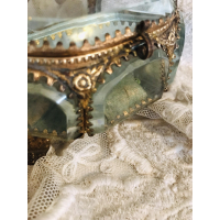 VERKOCHT - Antiek Frans bruidskistje met zeldzame vorm