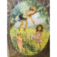 Oude blikken doos met prachtig tafereeltje van spelende kinderen, 