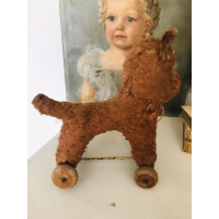 VERKOCHT - Schattig hondje op wielen 