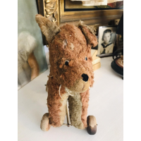 VERKOCHT - Schattig hondje op wielen 