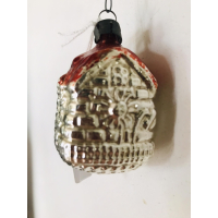 Oude kerstbal in de vorm van een huisje met bloemen 