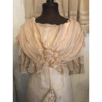 VERKOCHT - Edwardiaanse zijden jurk van rond 1900-1910. 