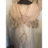 VERKOCHT - Edwardiaanse zijden jurk van rond 1900-1910. 