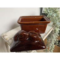 Klein patéschaaltje  Met een haas bovenop