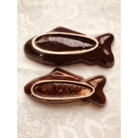 Oude keramiek pudingvormen in gebruikte staat