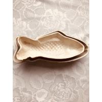 Oude keramiek pudingvormen in gebruikte staat