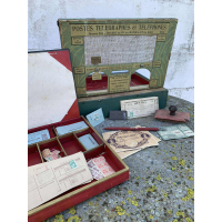 Postbode, kaartjesverkoper, postmeester of postmeesteres spelen was een tijdverdrijf dat kinderen in de 20e eeuw vermaakte. 