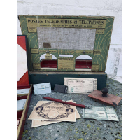 Postbode, kaartjesverkoper, postmeester of postmeesteres spelen was een tijdverdrijf dat kinderen in de 20e eeuw vermaakte. 