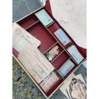 Postbode, kaartjesverkoper, postmeester of postmeesteres spelen was een tijdverdrijf dat kinderen in de 20e eeuw vermaakte. 