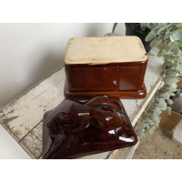 Klein patéschaaltje  Met een haas bovenop