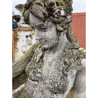 Prachtige grote fontein van een moeder met kind. 