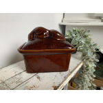 Klein patéschaaltje  Met een haas bovenop