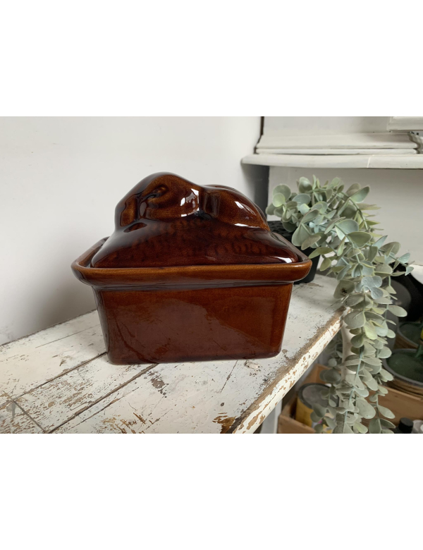 Klein patéschaaltje  Met een haas bovenop