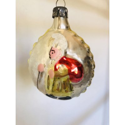 Oude handbeschilderde kerstbal met een afbeelding van de kerstman 