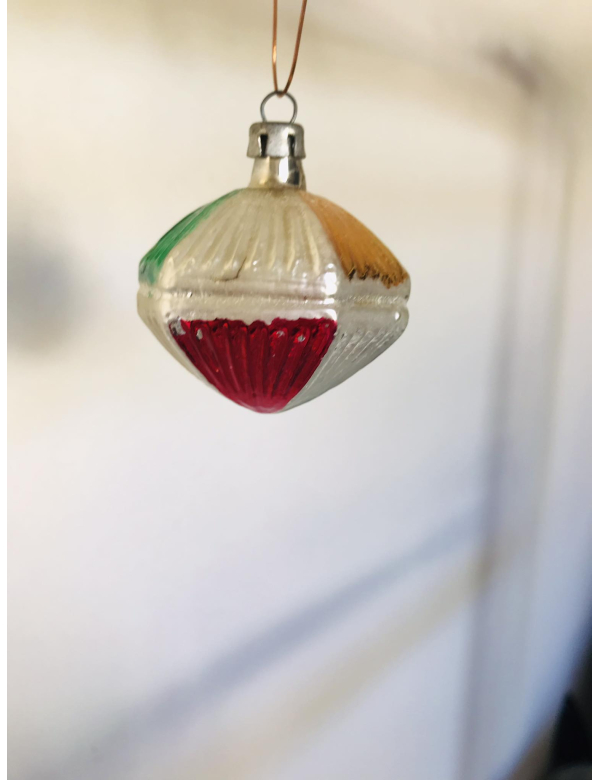 Antieke glazen handgeschilderde kerstbal in de vorm van een rol