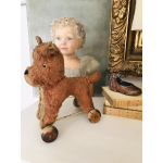 VERKOCHT - Schattig hondje op wielen 