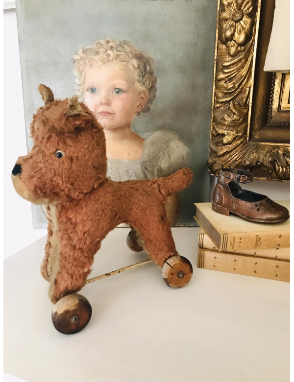 VERKOCHT - Schattig hondje op wielen 