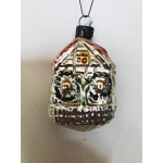 Oude kerstbal in de vorm van een huisje met bloemen 