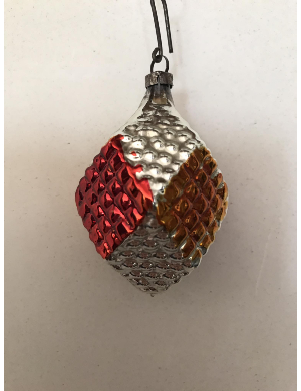 Antieke glazen kerstbal in de vorm van een lampion.