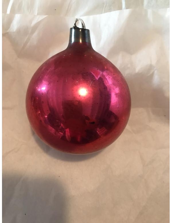 Mooie antieke glazen kerstbal van het gekende Belgische merk Ajeko. 