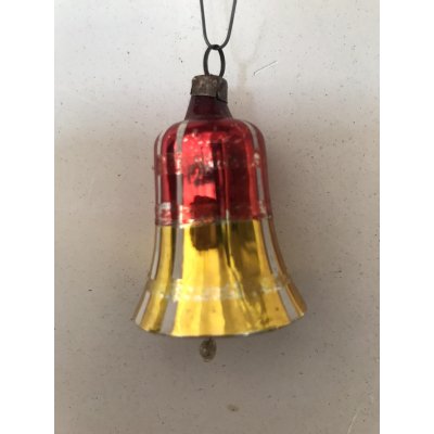 Antieke glazen kerstbal in de vorm van een klokje met een klepeltje 