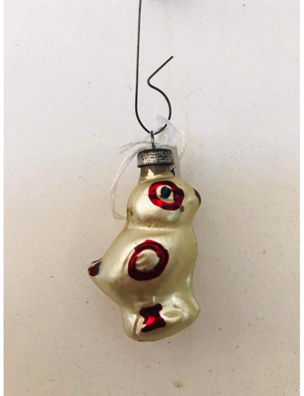 Antieke glazen kerstbal in de vorm van een kuikentje