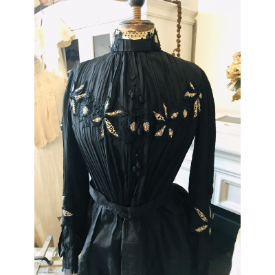 Victoriaanse bodice met bijpassende rok.