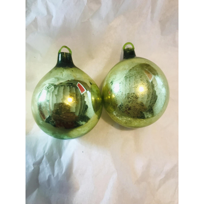Mooie antieke glazen kerstbal van het gekende Belgische merk Ajeko. 