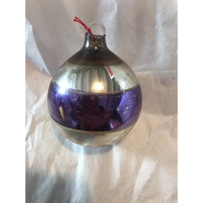 Mooie antieke glazen kerstbal van het gekende Belgische merk Ajeko. 