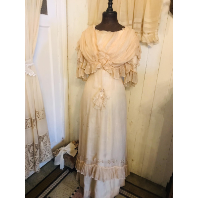 VERKOCHT - Edwardiaanse zijden jurk van rond 1900-1910. 