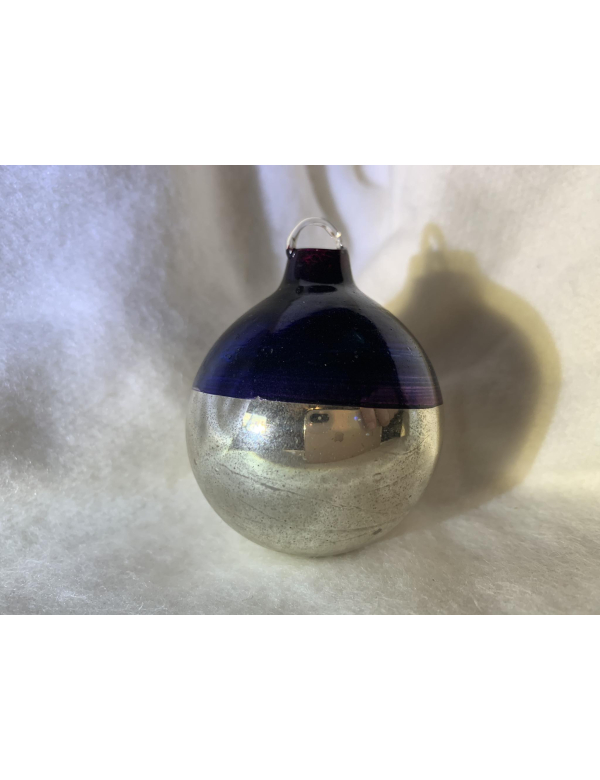 Mooie antieke glazen kerstbal van het gekende Belgische merk Ajeko. 