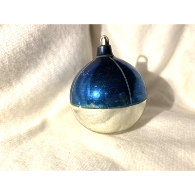 Mooie antieke glazen kerstbal van het gekende Belgische merk Ajeko. 