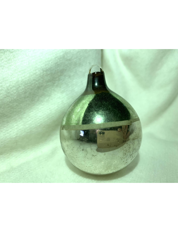 Mooie antieke glazen kerstbal van het gekende Belgische merk Ajeko. 