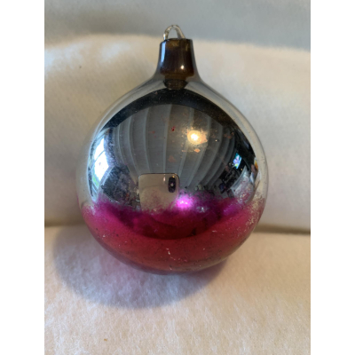 Mooie antieke glazen kerstbal groot van het gekende Belgische merk Ajeko. 