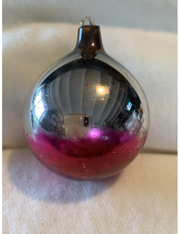 Mooie antieke glazen kerstbal groot van het gekende Belgische merk Ajeko. 