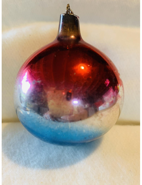 Mooie antieke glazen kerstbal groot van het gekende Belgische merk Ajeko. 