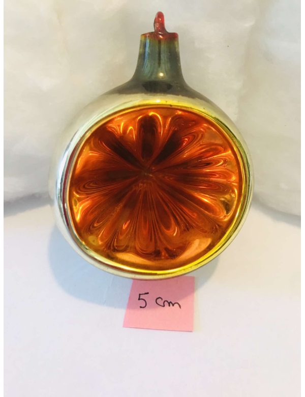 Mooie antieke glazen kerstbal van het gekende Belgische merk Ajeko. 