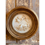 Mooi rond oud kadertje met een albast werkje met putti’s. 