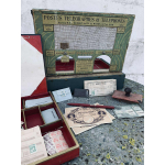 Postbode, kaartjesverkoper, postmeester of postmeesteres spelen was een tijdverdrijf dat kinderen in de 20e eeuw vermaakte. 