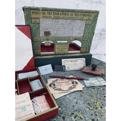 Postbode, kaartjesverkoper, postmeester of postmeesteres spelen was een tijdverdrijf dat kinderen in de 20e eeuw vermaakte. 