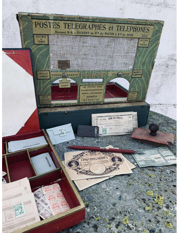 Postbode, kaartjesverkoper, postmeester of postmeesteres spelen was een tijdverdrijf dat kinderen in de 20e eeuw vermaakte. 